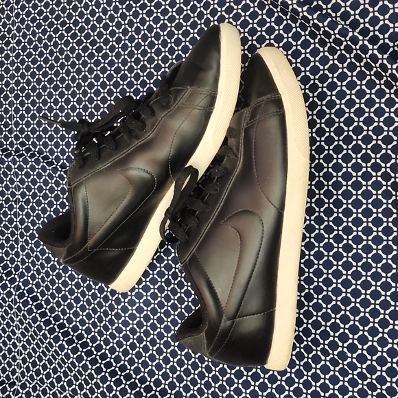 Nike Shoes - Nike Womens Sneakers Size 8.5 Low Black